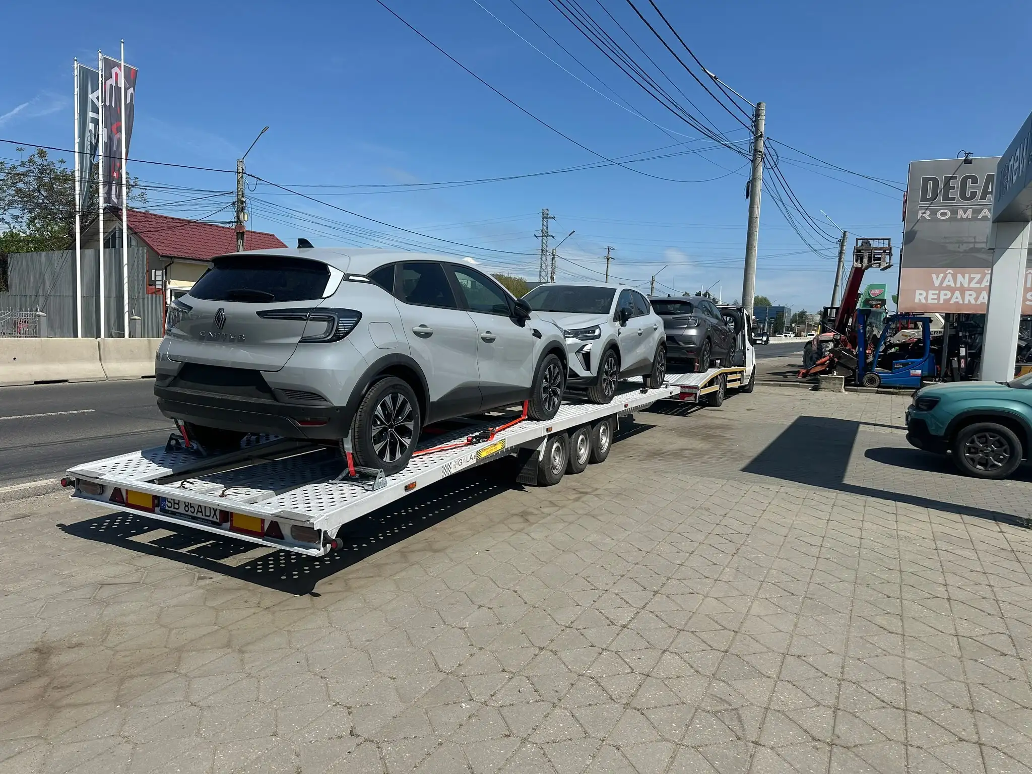 Renault Captur noi pe platformă și pe trailer, din spate