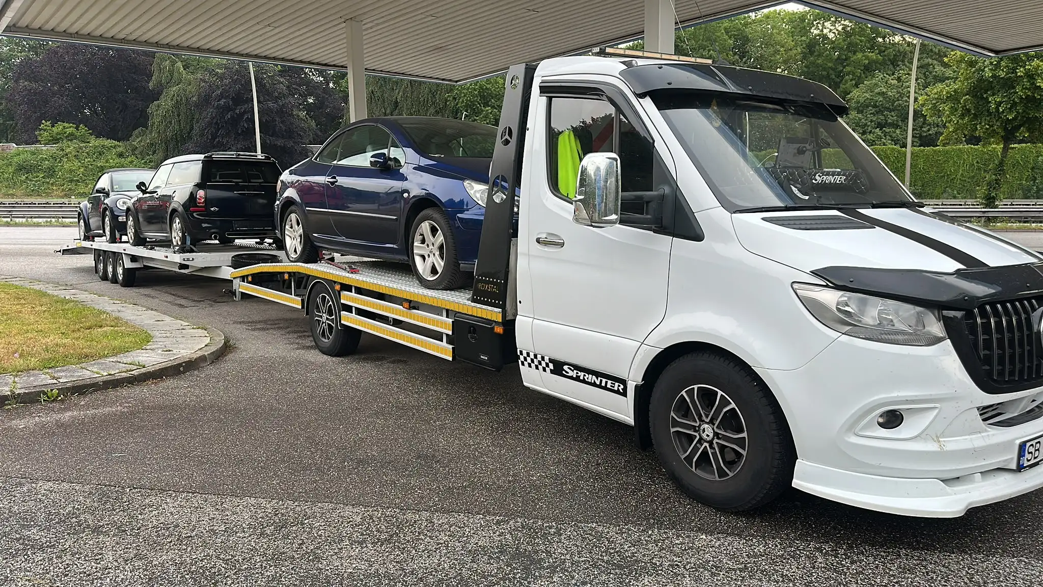 Ansamblul BYG cu trei autoturisme încărcate, la o oprire în Germania