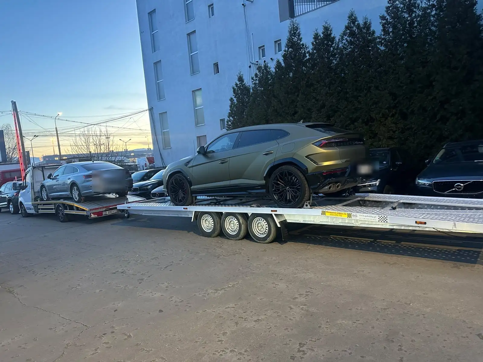 Lamborghini Urus și VW Arteon încărcate pe trailer