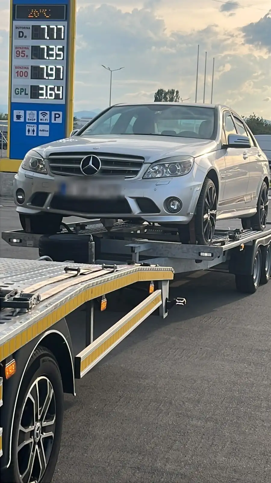 Mercedes cu numere germane, pe trailer, livrat în România