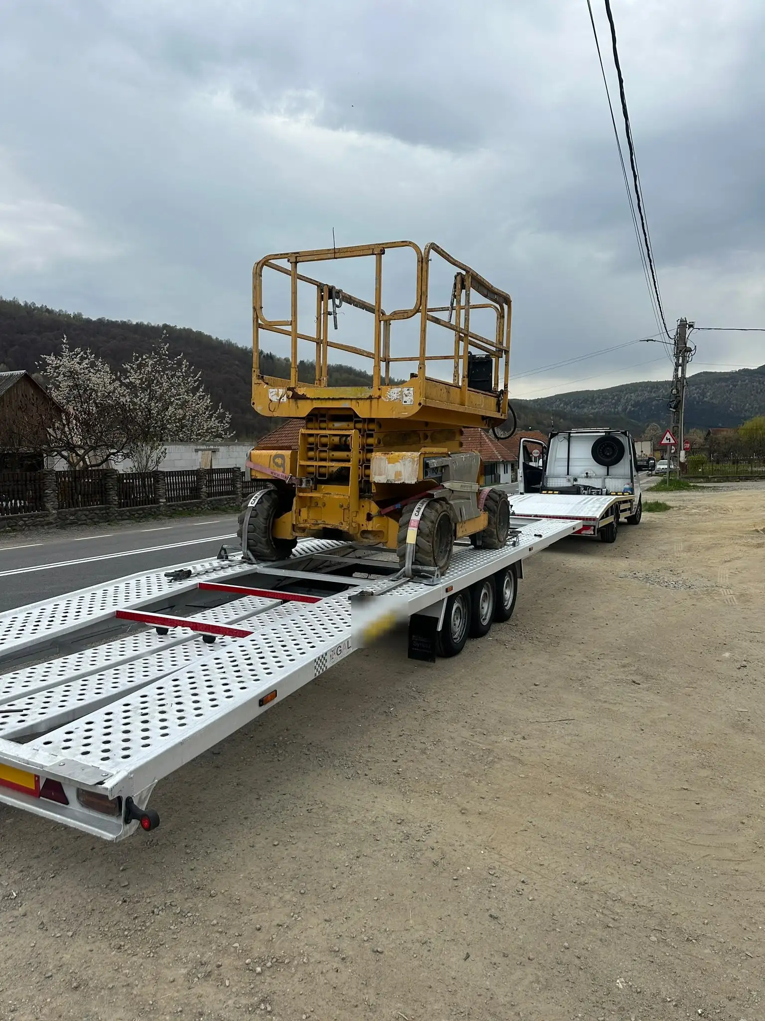 Nacelă foarfecă fixată pe trailerul BYG
