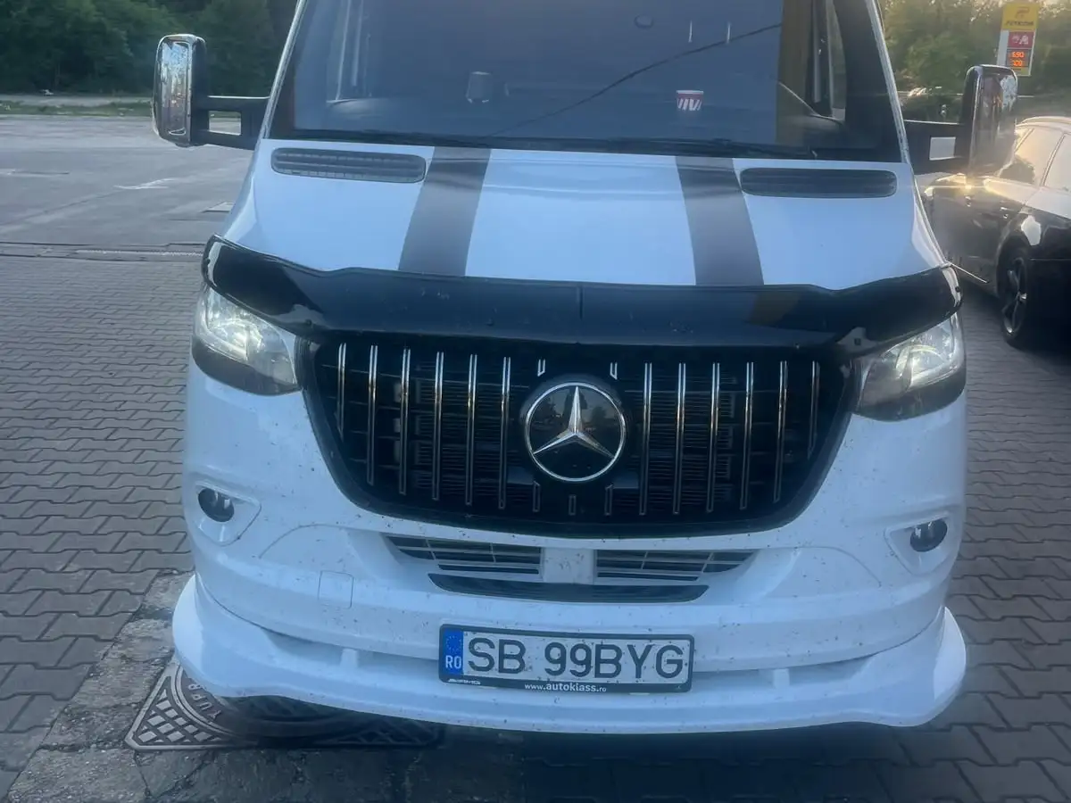Sprinterul BYG cu platformă, din față, la apus