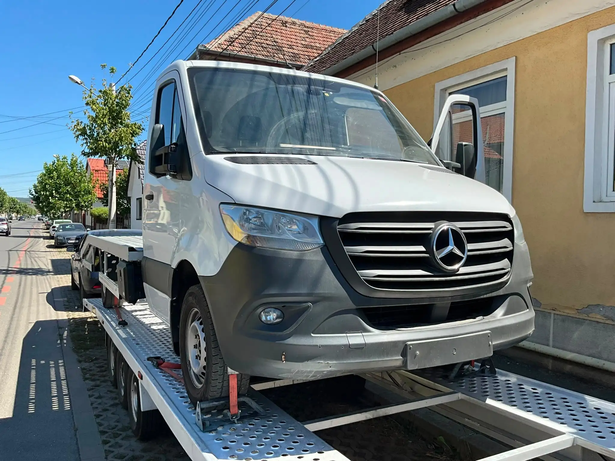 Mercedes Sprinter încărcat pe trailer
