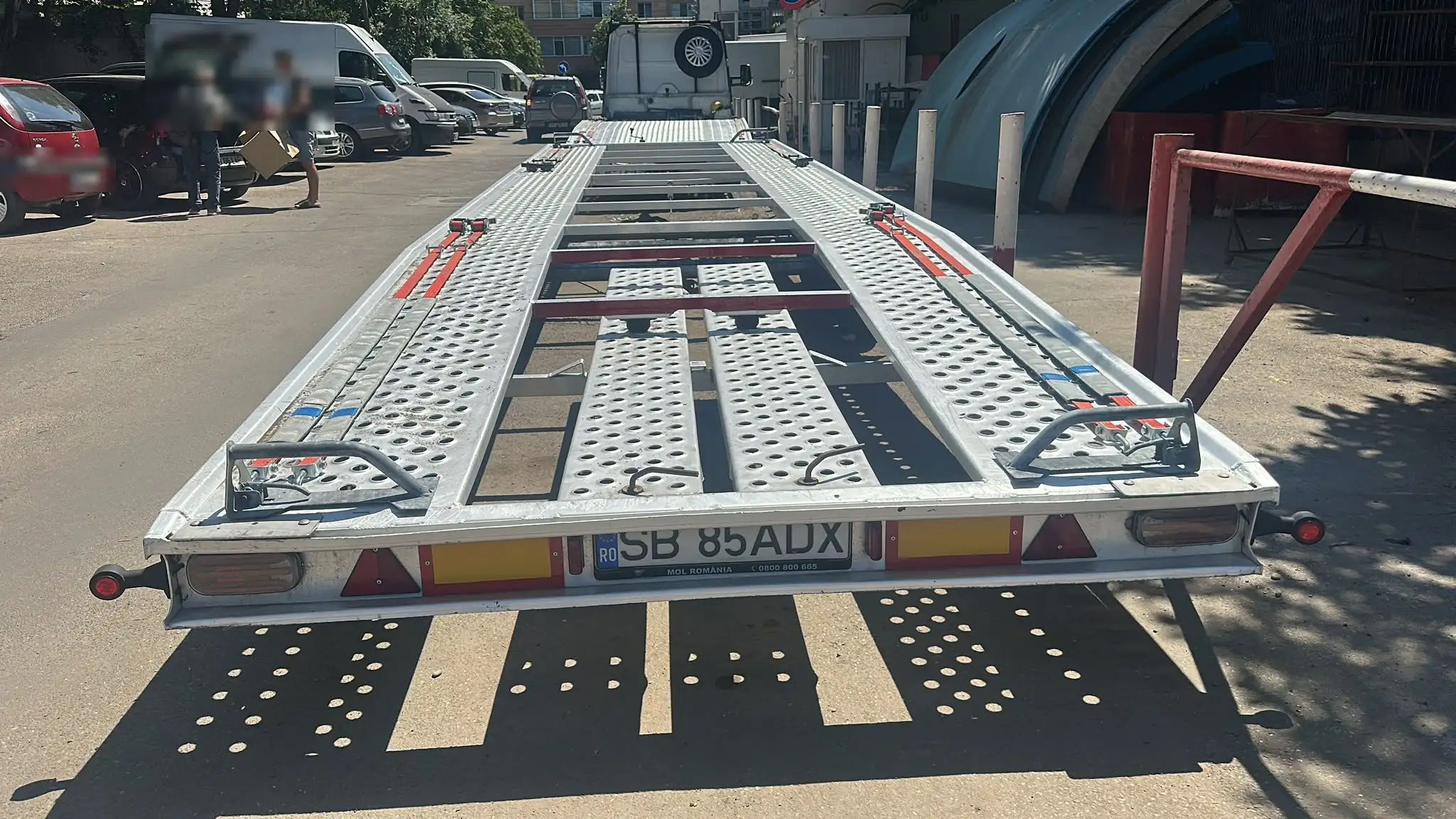 Trailerul cu trei axe, gol, din spate