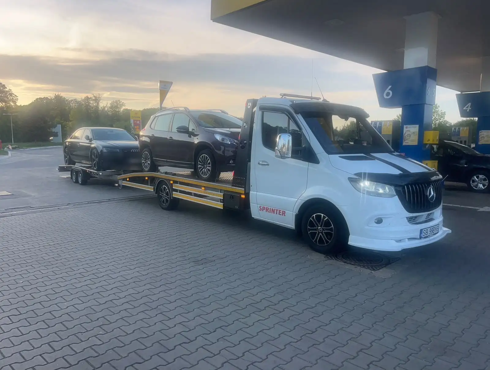 Ansamblul BYG cu autoturisme pe platformă și pe trailer